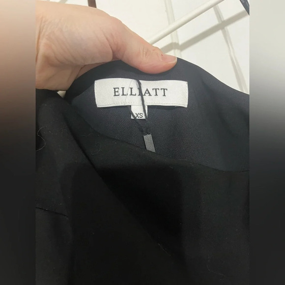 ELLIATT Komodo one shoulder crop top in black - Picture 7 of 7